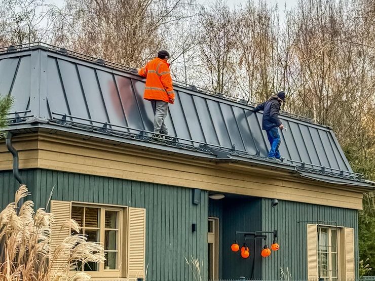 workers-roof-cozy-house-with-decorations-outdoors-high-quality-photo_1239079-715